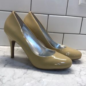 Jessica Simpson nude patent pumps